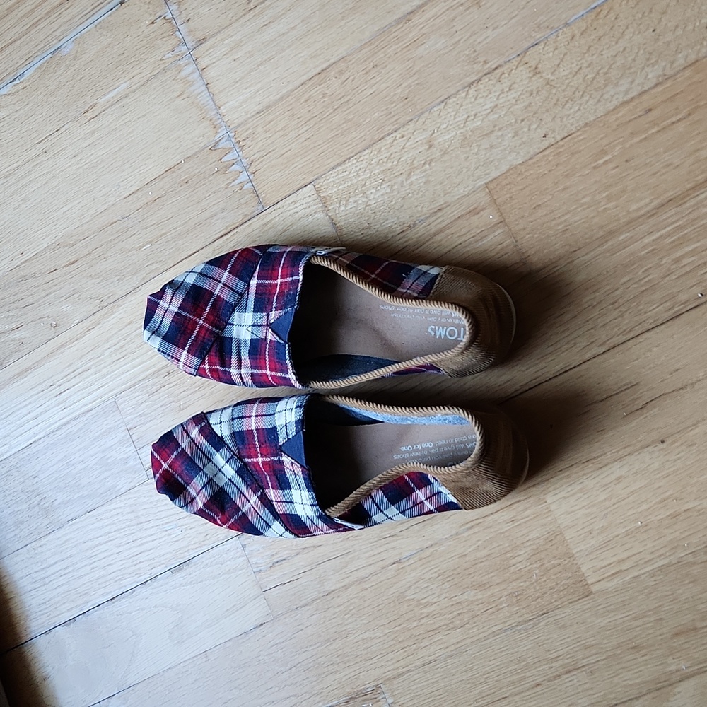 Toms Plaid Flats in Red and Blue